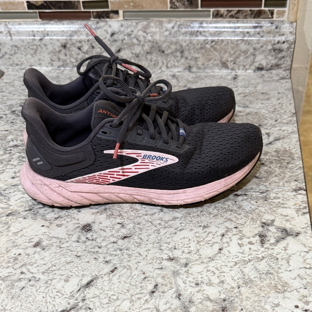 Brooks Women's Athletic Shoes - Black and Pink